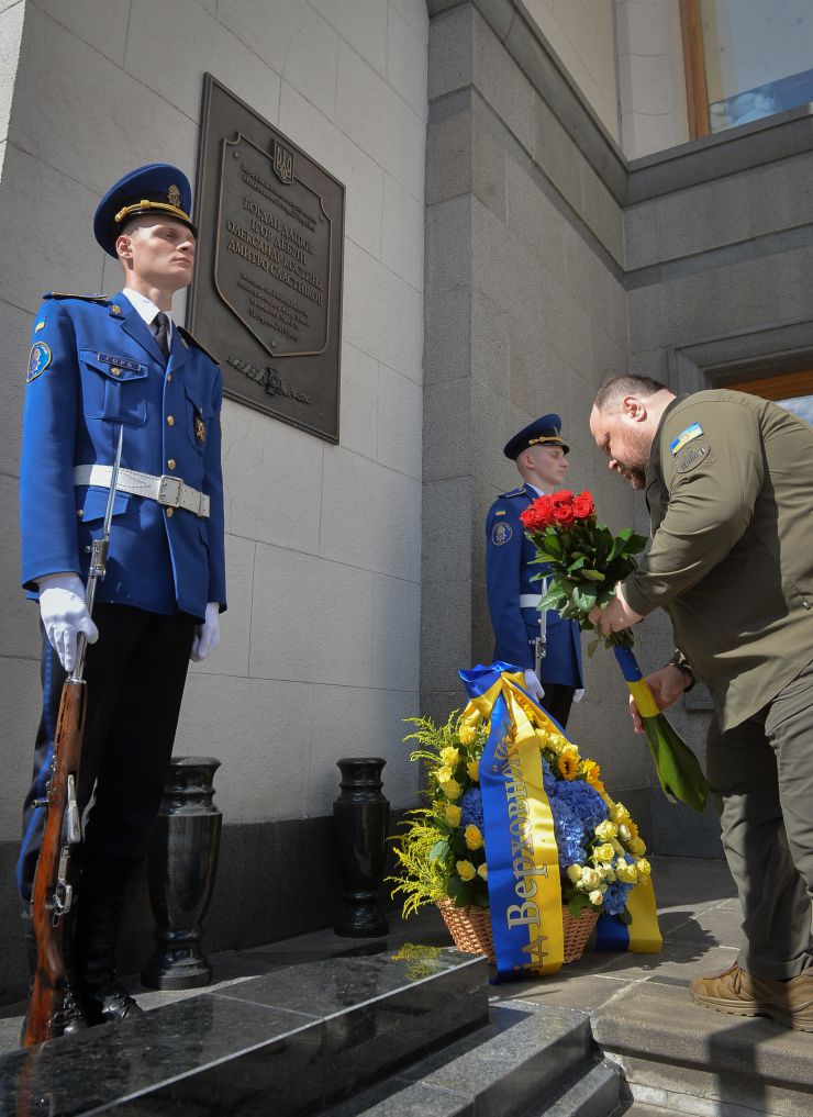 Голова Верховної Ради України Руслан Стефанчук, Керівник Апарату Верховної Ради України Вячеслав Штучний, командувач Національної гвардії України генерал-лейтенант Юрій ЛЕБІДЬ під час церемонії вшанування пам’яті військовослужбовців Національної гвардії, які 31 серпня 2015 року загинули під стінами Парламенту під час несення служби.