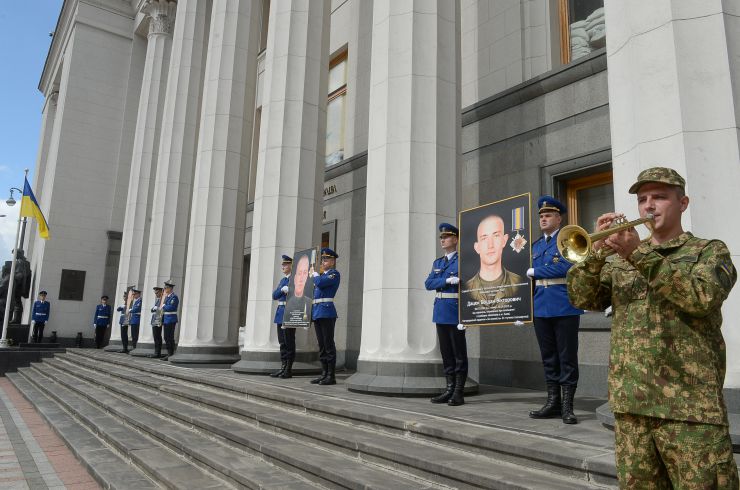 Голова Верховної Ради України Руслан Стефанчук, Керівник Апарату Верховної Ради України Вячеслав Штучний, командувач Національної гвардії України генерал-лейтенант Юрій ЛЕБІДЬ під час церемонії вшанування пам’яті військовослужбовців Національної гвардії, які 31 серпня 2015 року загинули під стінами Парламенту під час несення служби.