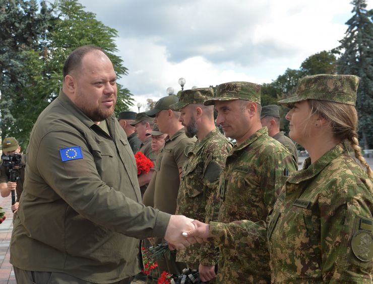 Голова Верховної Ради України Руслан Стефанчук, Керівник Апарату Верховної Ради України Вячеслав Штучний, командувач Національної гвардії України генерал-лейтенант Юрій ЛЕБІДЬ під час церемонії вшанування пам’яті військовослужбовців Національної гвардії, які 31 серпня 2015 року загинули під стінами Парламенту під час несення служби.