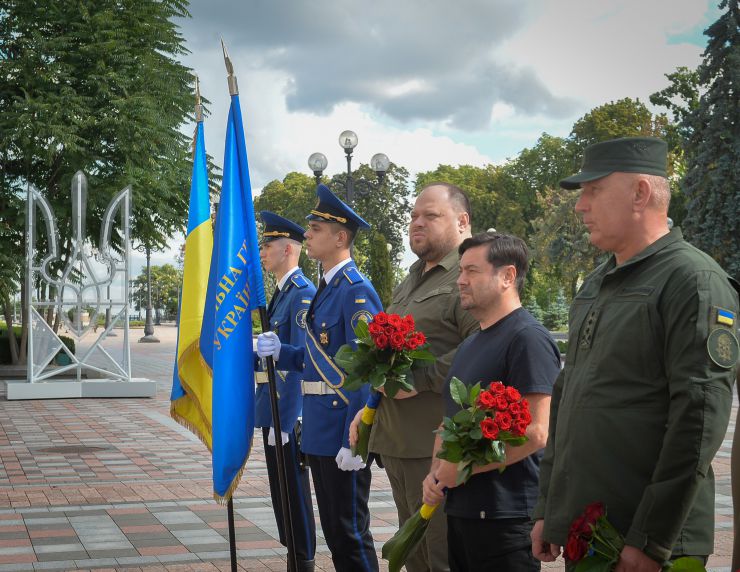 Голова Верховної Ради України Руслан Стефанчук, Керівник Апарату Верховної Ради України Вячеслав Штучний, командувач Національної гвардії України генерал-лейтенант Юрій ЛЕБІДЬ під час церемонії вшанування пам’яті військовослужбовців Національної гвардії, які 31 серпня 2015 року загинули під стінами Парламенту під час несення служби.