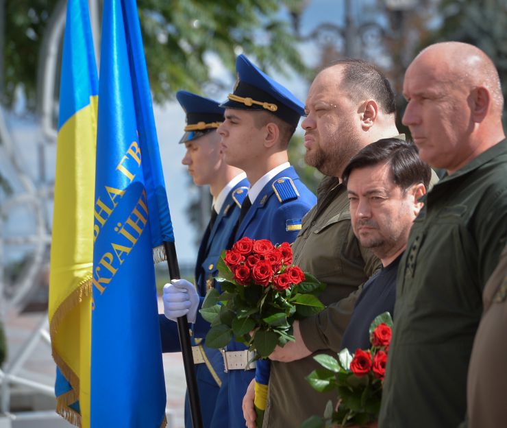 Голова Верховної Ради України Руслан Стефанчук, Керівник Апарату Верховної Ради України Вячеслав Штучний, командувач Національної гвардії України генерал-лейтенант Юрій ЛЕБІДЬ під час церемонії вшанування пам’яті військовослужбовців Національної гвардії, які 31 серпня 2015 року загинули під стінами Парламенту під час несення служби.