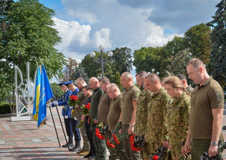 Голова Верховної Ради України Руслан Стефанчук, Керівник Апарату Верховної Ради України Вячеслав Штучний, командувач Національної гвардії України генерал-лейтенант Юрій ЛЕБІДЬ під час церемонії вшанування пам’яті військовослужбовців Національної гвардії, які 31 серпня 2015 року загинули під стінами Парламенту під час несення служби.