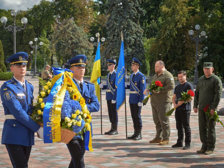 Голова Верховної Ради України Руслан Стефанчук, Керівник Апарату Верховної Ради України Вячеслав Штучний, командувач Національної гвардії України генерал-лейтенант Юрій ЛЕБІДЬ під час церемонії вшанування пам’яті військовослужбовців Національної гвардії, які 31 серпня 2015 року загинули під стінами Парламенту під час несення служби.