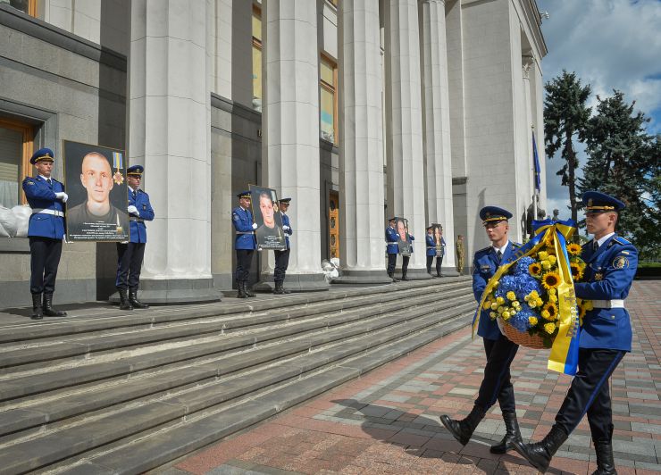 Голова Верховної Ради України Руслан Стефанчук, Керівник Апарату Верховної Ради України Вячеслав Штучний, командувач Національної гвардії України генерал-лейтенант Юрій ЛЕБІДЬ під час церемонії вшанування пам’яті військовослужбовців Національної гвардії, які 31 серпня 2015 року загинули під стінами Парламенту під час несення служби.