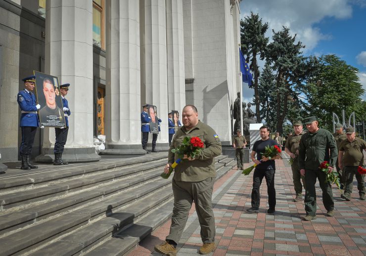 Голова Верховної Ради України Руслан Стефанчук, Керівник Апарату Верховної Ради України Вячеслав Штучний, командувач Національної гвардії України генерал-лейтенант Юрій ЛЕБІДЬ під час церемонії вшанування пам’яті військовослужбовців Національної гвардії, які 31 серпня 2015 року загинули під стінами Парламенту під час несення служби.