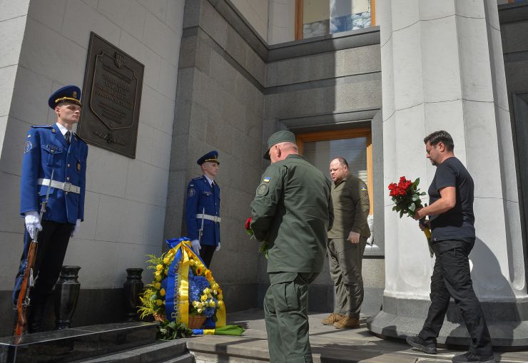 Голова Верховної Ради України Руслан Стефанчук, Керівник Апарату Верховної Ради України Вячеслав Штучний, командувач Національної гвардії України генерал-лейтенант Юрій ЛЕБІДЬ під час церемонії вшанування пам’яті військовослужбовців Національної гвардії, які 31 серпня 2015 року загинули під стінами Парламенту під час несення служби.