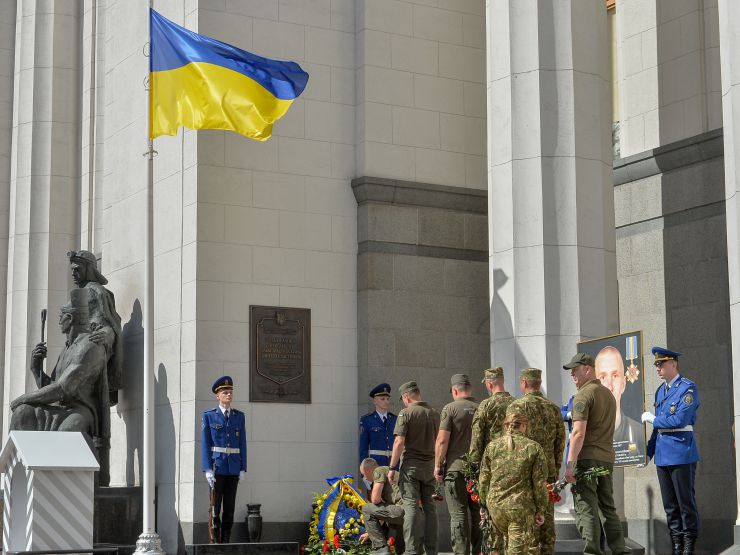 Голова Верховної Ради України Руслан Стефанчук, Керівник Апарату Верховної Ради України Вячеслав Штучний, командувач Національної гвардії України генерал-лейтенант Юрій ЛЕБІДЬ під час церемонії вшанування пам’яті військовослужбовців Національної гвардії, які 31 серпня 2015 року загинули під стінами Парламенту під час несення служби.