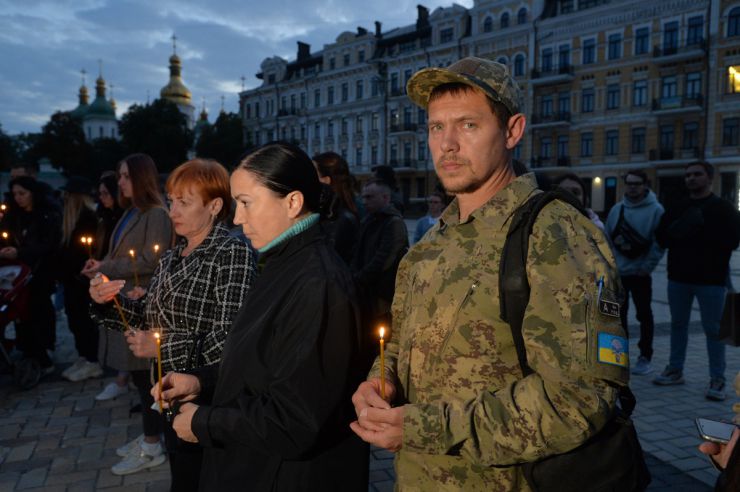 На Софійській площі у Києві вшанували пам’ять загиблих в Оленівці захисників Маріуполя