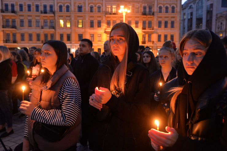 На Софійській площі у Києві вшанували пам’ять загиблих в Оленівці захисників Маріуполя