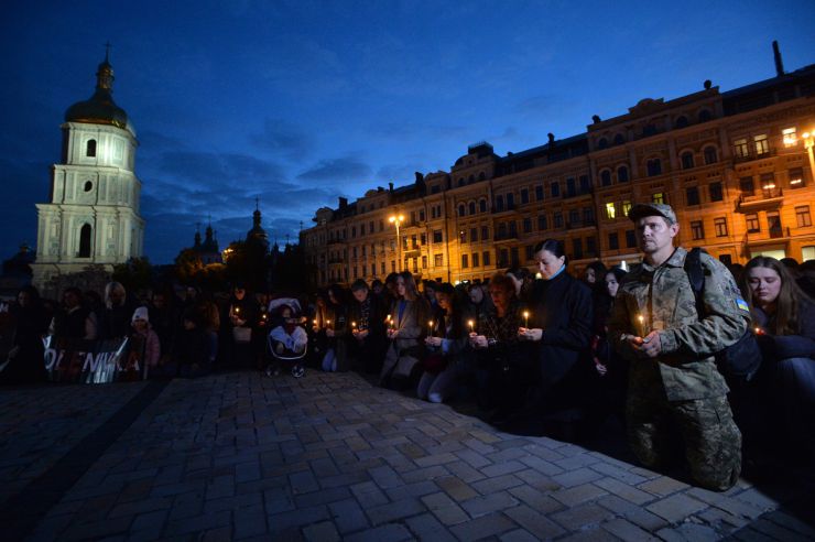 На Софійській площі у Києві вшанували пам’ять загиблих в Оленівці захисників Маріуполя