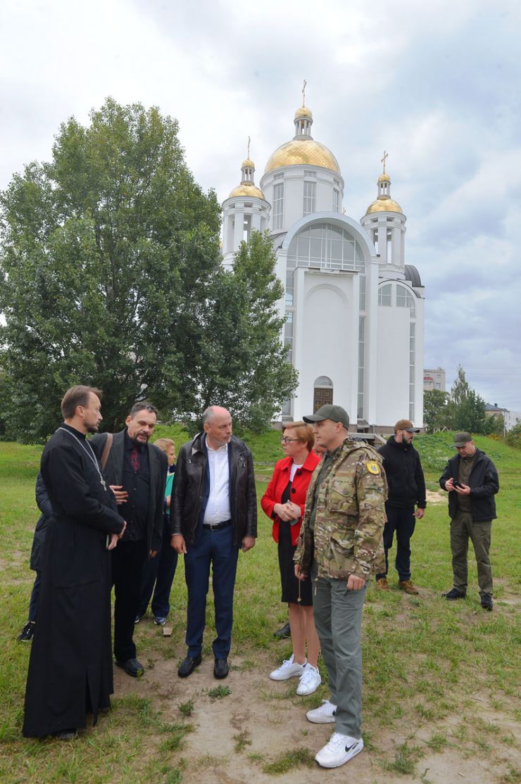 Делегація Генерального Секретаріату Європейського Парламенту на чолі з Генеральним Секретарем Клаусом Велле, перебуваючи з робочим візитом в Україні, відвідала звільнені від російських окупантів міста — Бучу та Ірпінь, де ознайомилася з наслідками ворожої агресії.