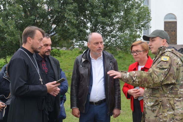 Делегація Генерального Секретаріату Європейського Парламенту на чолі з Генеральним Секретарем Клаусом Велле, перебуваючи з робочим візитом в Україні, відвідала звільнені від російських окупантів міста — Бучу та Ірпінь, де ознайомилася з наслідками ворожої агресії.