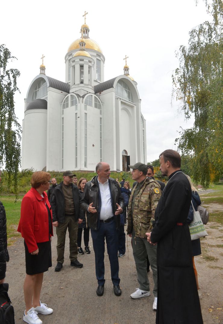 Делегація Генерального Секретаріату Європейського Парламенту на чолі з Генеральним Секретарем Клаусом Велле, перебуваючи з робочим візитом в Україні, відвідала звільнені від російських окупантів міста — Бучу та Ірпінь, де ознайомилася з наслідками ворожої агресії.