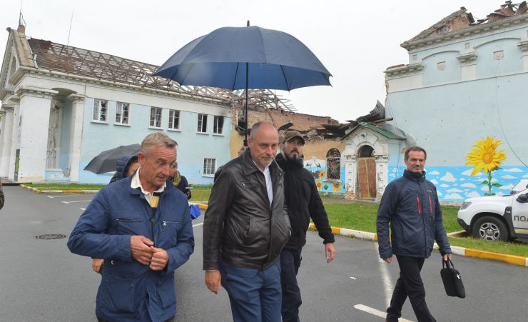 Делегація Генерального Секретаріату Європейського Парламенту на чолі з Генеральним Секретарем Клаусом Велле, перебуваючи з робочим візитом в Україні, відвідала звільнені від російських окупантів міста — Бучу та Ірпінь, де ознайомилася з наслідками ворожої агресії.