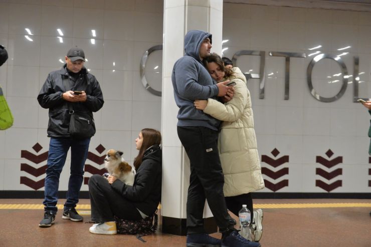 Київ, люди у метро під час обстрілу столиці