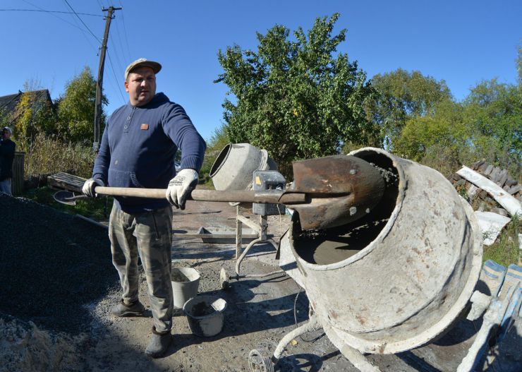 Волонтерська акція з відновлення будинків «БУР:Будуємо Україну Разом» у Бучанському районі. Акцію влаштували, аби допомогти родині Савіних відновити дім у селі Здвижівка Бучанського районащо на Київщини. В їх будинок влучила ракета - пробила дах, випалила повністю все в середині, не лишилось нічого. В цій родині двоє дітей - дівчинка ще школярка, а син - солдат строкової служби. На знімку: менеджер Олег Довголап.