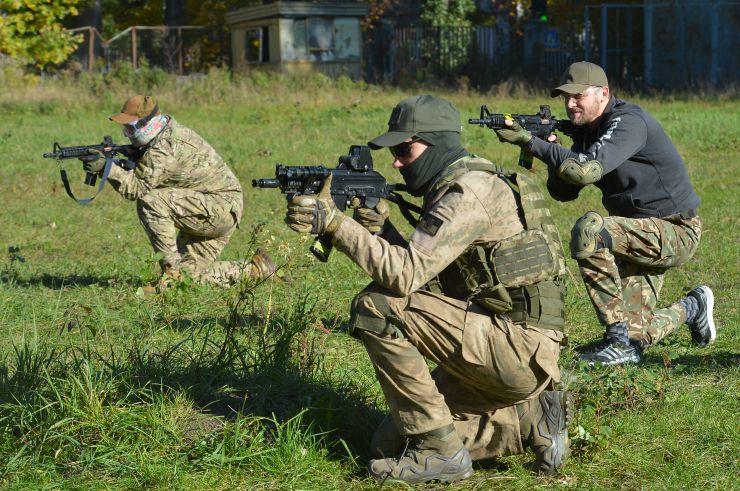 В Украіні  йде війна. Російські окупанти намагаютьсься знищити нашу незалежність.Але ім не зламати нашу волю дух до перемоги.Щоденно тисячі людей різного віку та професій, виявляють бажання отримати необхідні навички для захисту своєї землі дітей домівки. Так, до вишколу долучичилися ресторатор Олена Рижук яка вже подала заявку щоб служити у Збройних сил України.До неї долучається майстер спорту матір двох дітей Віталіна Бережна.Вона не хоче вратити країну і майбутнє своїх дітей.
Таку підготовку проводить Громадська організація «Alfa Self Defens а це
 професійні інструктори й ветерани з бойовим досвідом, відпрацьовували навички поводження зі зброєю, роботи з технікою, прийоми і правила стрільби. Проходять тренування з тактики дій малих груп піхоти, ведення ближнього бою й патрулювання території, надання першої домедичної допомоги та евакуації поранених тощо. В рамках вишколу на бетонній підлозі, в кімнаті без дверей та з розбитими вікнами поруч розмістилися у спальниках програмісти та директори компаній, медійники та режисери, будівельники та банкіри.
 Вони ж разом стояли в черзі з власною залізною тарілкою за найсмачнішим борщем, приготовленим на польовій кухні.
 Головне, що в них всіх було спільного - бажання навчитися захищати свій дім, свою родину і свою державу.
Наші військові - найкращі. Але їм потрібно постійно вдосконалювати свої тактичні навички, вчитися бойовому злагодженню та роботі з вогневим контактом. Адже від цього залежить їхнє життя та успіх на полі бою.
 Саме тому підготовка військових - основний пріоритет ASD з початку повномасштабного російського вторгнення.
  Інструктор Кеп, який має двадцятирічний досвід служби в спецпідрозділах,  проводитьІІ навчання для бійців ЗСУ. І він впевнений? що отримані знання і навички допоможуть цим хлопцям незабаром повернутися з фронту живими і з перемогою
Рашисти атакують - українці вчаться давати відсіч.
 Минулими вихідними знову десятки людей відвідали наші семінари з тактико-спеціальної підготовки, CQB, такмеду, штурмового альпінізму та мінно-саперної справи. 
