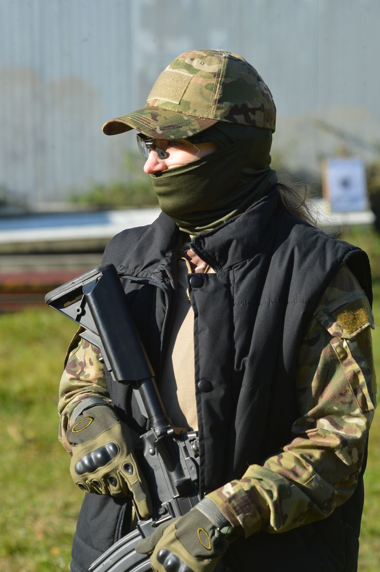 В Украіні  йде війна. Російські окупанти намагаютьсься знищити нашу незалежність.Але ім не зламати нашу волю дух до перемоги.Щоденно тисячі людей різного віку та професій, виявляють бажання отримати необхідні навички для захисту своєї землі дітей домівки. Так, до вишколу долучичилися ресторатор Олена Рижук яка вже подала заявку щоб служити у Збройних сил України.До неї долучається майстер спорту матір двох дітей Віталіна Бережна.Вона не хоче вратити країну і майбутнє своїх дітей.
Таку підготовку проводить Громадська організація «Alfa Self Defens а це
 професійні інструктори й ветерани з бойовим досвідом, відпрацьовували навички поводження зі зброєю, роботи з технікою, прийоми і правила стрільби. Проходять тренування з тактики дій малих груп піхоти, ведення ближнього бою й патрулювання території, надання першої домедичної допомоги та евакуації поранених тощо. В рамках вишколу на бетонній підлозі, в кімнаті без дверей та з розбитими вікнами поруч розмістилися у спальниках програмісти та директори компаній, медійники та режисери, будівельники та банкіри.
 Вони ж разом стояли в черзі з власною залізною тарілкою за найсмачнішим борщем, приготовленим на польовій кухні.
 Головне, що в них всіх було спільного - бажання навчитися захищати свій дім, свою родину і свою державу.
Наші військові - найкращі. Але їм потрібно постійно вдосконалювати свої тактичні навички, вчитися бойовому злагодженню та роботі з вогневим контактом. Адже від цього залежить їхнє життя та успіх на полі бою.
 Саме тому підготовка військових - основний пріоритет ASD з початку повномасштабного російського вторгнення.
  Інструктор Кеп, який має двадцятирічний досвід служби в спецпідрозділах,  проводитьІІ навчання для бійців ЗСУ. І він впевнений? що отримані знання і навички допоможуть цим хлопцям незабаром повернутися з фронту живими і з перемогою
Рашисти атакують - українці вчаться давати відсіч.
 Минулими вихідними знову десятки людей відвідали наші семінари з тактико-спеціальної підготовки, CQB, такмеду, штурмового альпінізму та мінно-саперної справи. 
