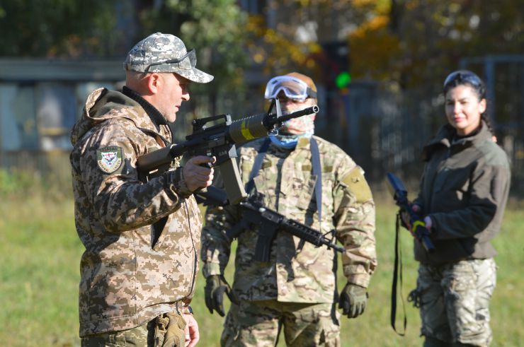 В Украіні  йде війна. Російські окупанти намагаютьсься знищити нашу незалежність.Але ім не зламати нашу волю дух до перемоги.Щоденно тисячі людей різного віку та професій, виявляють бажання отримати необхідні навички для захисту своєї землі дітей домівки. Так, до вишколу долучичилися ресторатор Олена Рижук яка вже подала заявку щоб служити у Збройних сил України.До неї долучається майстер спорту матір двох дітей Віталіна Бережна.Вона не хоче вратити країну і майбутнє своїх дітей.
Таку підготовку проводить Громадська організація «Alfa Self Defens а це
 професійні інструктори й ветерани з бойовим досвідом, відпрацьовували навички поводження зі зброєю, роботи з технікою, прийоми і правила стрільби. Проходять тренування з тактики дій малих груп піхоти, ведення ближнього бою й патрулювання території, надання першої домедичної допомоги та евакуації поранених тощо. В рамках вишколу на бетонній підлозі, в кімнаті без дверей та з розбитими вікнами поруч розмістилися у спальниках програмісти та директори компаній, медійники та режисери, будівельники та банкіри.
 Вони ж разом стояли в черзі з власною залізною тарілкою за найсмачнішим борщем, приготовленим на польовій кухні.
 Головне, що в них всіх було спільного - бажання навчитися захищати свій дім, свою родину і свою державу.
Наші військові - найкращі. Але їм потрібно постійно вдосконалювати свої тактичні навички, вчитися бойовому злагодженню та роботі з вогневим контактом. Адже від цього залежить їхнє життя та успіх на полі бою.
 Саме тому підготовка військових - основний пріоритет ASD з початку повномасштабного російського вторгнення.
  Інструктор Кеп, який має двадцятирічний досвід служби в спецпідрозділах,  проводитьІІ навчання для бійців ЗСУ. І він впевнений? що отримані знання і навички допоможуть цим хлопцям незабаром повернутися з фронту живими і з перемогою
Рашисти атакують - українці вчаться давати відсіч.
 Минулими вихідними знову десятки людей відвідали наші семінари з тактико-спеціальної підготовки, CQB, такмеду, штурмового альпінізму та мінно-саперної справи. 
