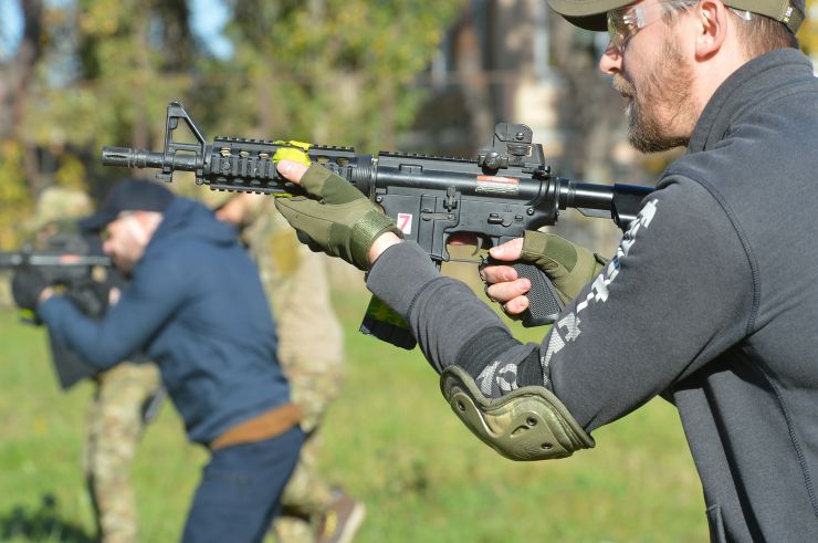 В Украіні  йде війна. Російські окупанти намагаютьсься знищити нашу незалежність.Але ім не зламати нашу волю дух до перемоги.Щоденно тисячі людей різного віку та професій, виявляють бажання отримати необхідні навички для захисту своєї землі дітей домівки. Так, до вишколу долучичилися ресторатор Олена Рижук яка вже подала заявку щоб служити у Збройних сил України.До неї долучається майстер спорту матір двох дітей Віталіна Бережна.Вона не хоче вратити країну і майбутнє своїх дітей.
Таку підготовку проводить Громадська організація «Alfa Self Defens а це
 професійні інструктори й ветерани з бойовим досвідом, відпрацьовували навички поводження зі зброєю, роботи з технікою, прийоми і правила стрільби. Проходять тренування з тактики дій малих груп піхоти, ведення ближнього бою й патрулювання території, надання першої домедичної допомоги та евакуації поранених тощо. В рамках вишколу на бетонній підлозі, в кімнаті без дверей та з розбитими вікнами поруч розмістилися у спальниках програмісти та директори компаній, медійники та режисери, будівельники та банкіри.
 Вони ж разом стояли в черзі з власною залізною тарілкою за найсмачнішим борщем, приготовленим на польовій кухні.
 Головне, що в них всіх було спільного - бажання навчитися захищати свій дім, свою родину і свою державу.
Наші військові - найкращі. Але їм потрібно постійно вдосконалювати свої тактичні навички, вчитися бойовому злагодженню та роботі з вогневим контактом. Адже від цього залежить їхнє життя та успіх на полі бою.
 Саме тому підготовка військових - основний пріоритет ASD з початку повномасштабного російського вторгнення.
  Інструктор Кеп, який має двадцятирічний досвід служби в спецпідрозділах,  проводитьІІ навчання для бійців ЗСУ. І він впевнений? що отримані знання і навички допоможуть цим хлопцям незабаром повернутися з фронту живими і з перемогою
Рашисти атакують - українці вчаться давати відсіч.
 Минулими вихідними знову десятки людей відвідали наші семінари з тактико-спеціальної підготовки, CQB, такмеду, штурмового альпінізму та мінно-саперної справи. 
