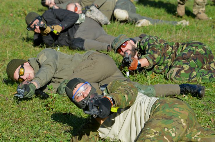 В Украіні  йде війна. Російські окупанти намагаютьсься знищити нашу незалежність.Але ім не зламати нашу волю дух до перемоги.Щоденно тисячі людей різного віку та професій, виявляють бажання отримати необхідні навички для захисту своєї землі дітей домівки. Так, до вишколу долучичилися ресторатор Олена Рижук яка вже подала заявку щоб служити у Збройних сил України.До неї долучається майстер спорту матір двох дітей Віталіна Бережна.Вона не хоче вратити країну і майбутнє своїх дітей.
Таку підготовку проводить Громадська організація «Alfa Self Defens а це
 професійні інструктори й ветерани з бойовим досвідом, відпрацьовували навички поводження зі зброєю, роботи з технікою, прийоми і правила стрільби. Проходять тренування з тактики дій малих груп піхоти, ведення ближнього бою й патрулювання території, надання першої домедичної допомоги та евакуації поранених тощо. В рамках вишколу на бетонній підлозі, в кімнаті без дверей та з розбитими вікнами поруч розмістилися у спальниках програмісти та директори компаній, медійники та режисери, будівельники та банкіри.
 Вони ж разом стояли в черзі з власною залізною тарілкою за найсмачнішим борщем, приготовленим на польовій кухні.
 Головне, що в них всіх було спільного - бажання навчитися захищати свій дім, свою родину і свою державу.
Наші військові - найкращі. Але їм потрібно постійно вдосконалювати свої тактичні навички, вчитися бойовому злагодженню та роботі з вогневим контактом. Адже від цього залежить їхнє життя та успіх на полі бою.
 Саме тому підготовка військових - основний пріоритет ASD з початку повномасштабного російського вторгнення.
  Інструктор Кеп, який має двадцятирічний досвід служби в спецпідрозділах,  проводитьІІ навчання для бійців ЗСУ. І він впевнений? що отримані знання і навички допоможуть цим хлопцям незабаром повернутися з фронту живими і з перемогою
Рашисти атакують - українці вчаться давати відсіч.
 Минулими вихідними знову десятки людей відвідали наші семінари з тактико-спеціальної підготовки, CQB, такмеду, штурмового альпінізму та мінно-саперної справи. 
