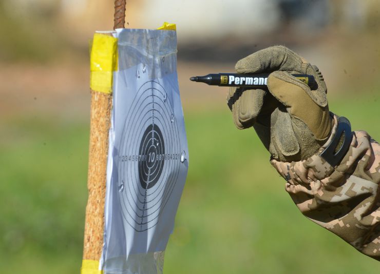 В Украіні  йде війна. Російські окупанти намагаютьсься знищити нашу незалежність.Але ім не зламати нашу волю дух до перемоги.Щоденно тисячі людей різного віку та професій, виявляють бажання отримати необхідні навички для захисту своєї землі дітей домівки. Так, до вишколу долучичилися ресторатор Олена Рижук яка вже подала заявку щоб служити у Збройних сил України.До неї долучається майстер спорту матір двох дітей Віталіна Бережна.Вона не хоче вратити країну і майбутнє своїх дітей.
Таку підготовку проводить Громадська організація «Alfa Self Defens а це
 професійні інструктори й ветерани з бойовим досвідом, відпрацьовували навички поводження зі зброєю, роботи з технікою, прийоми і правила стрільби. Проходять тренування з тактики дій малих груп піхоти, ведення ближнього бою й патрулювання території, надання першої домедичної допомоги та евакуації поранених тощо. В рамках вишколу на бетонній підлозі, в кімнаті без дверей та з розбитими вікнами поруч розмістилися у спальниках програмісти та директори компаній, медійники та режисери, будівельники та банкіри.
 Вони ж разом стояли в черзі з власною залізною тарілкою за найсмачнішим борщем, приготовленим на польовій кухні.
 Головне, що в них всіх було спільного - бажання навчитися захищати свій дім, свою родину і свою державу.
Наші військові - найкращі. Але їм потрібно постійно вдосконалювати свої тактичні навички, вчитися бойовому злагодженню та роботі з вогневим контактом. Адже від цього залежить їхнє життя та успіх на полі бою.
 Саме тому підготовка військових - основний пріоритет ASD з початку повномасштабного російського вторгнення.
  Інструктор Кеп, який має двадцятирічний досвід служби в спецпідрозділах,  проводитьІІ навчання для бійців ЗСУ. І він впевнений? що отримані знання і навички допоможуть цим хлопцям незабаром повернутися з фронту живими і з перемогою
Рашисти атакують - українці вчаться давати відсіч.
 Минулими вихідними знову десятки людей відвідали наші семінари з тактико-спеціальної підготовки, CQB, такмеду, штурмового альпінізму та мінно-саперної справи. 
