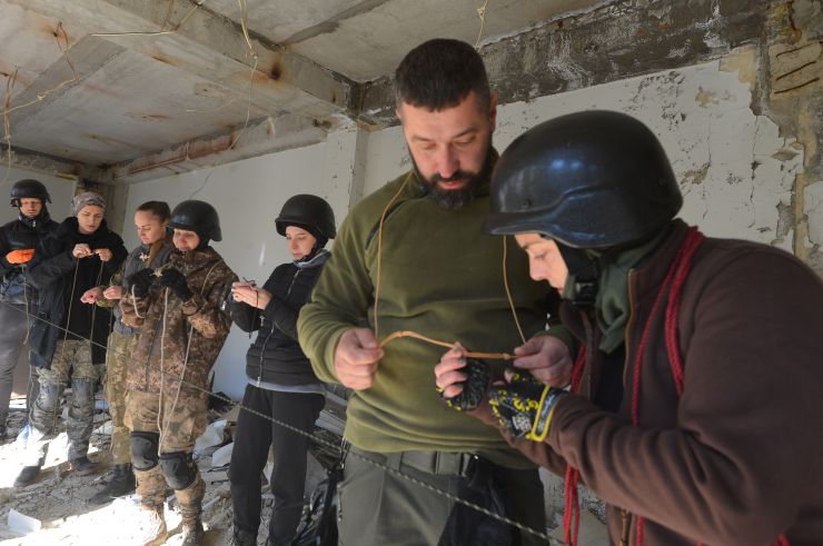 В Украіні  йде війна. Російські окупанти намагаютьсься знищити нашу незалежність.Але ім не зламати нашу волю дух до перемоги.Щоденно тисячі людей різного віку та професій, виявляють бажання отримати необхідні навички для захисту своєї землі дітей домівки. Так, до вишколу долучичилися ресторатор Олена Рижук яка вже подала заявку щоб служити у Збройних сил України.До неї долучається майстер спорту матір двох дітей Віталіна Бережна.Вона не хоче вратити країну і майбутнє своїх дітей.
Таку підготовку проводить Громадська організація «Alfa Self Defens а це
 професійні інструктори й ветерани з бойовим досвідом, відпрацьовували навички поводження зі зброєю, роботи з технікою, прийоми і правила стрільби. Проходять тренування з тактики дій малих груп піхоти, ведення ближнього бою й патрулювання території, надання першої домедичної допомоги та евакуації поранених тощо. В рамках вишколу на бетонній підлозі, в кімнаті без дверей та з розбитими вікнами поруч розмістилися у спальниках програмісти та директори компаній, медійники та режисери, будівельники та банкіри.
 Вони ж разом стояли в черзі з власною залізною тарілкою за найсмачнішим борщем, приготовленим на польовій кухні.
 Головне, що в них всіх було спільного - бажання навчитися захищати свій дім, свою родину і свою державу.
Наші військові - найкращі. Але їм потрібно постійно вдосконалювати свої тактичні навички, вчитися бойовому злагодженню та роботі з вогневим контактом. Адже від цього залежить їхнє життя та успіх на полі бою.
 Саме тому підготовка військових - основний пріоритет ASD з початку повномасштабного російського вторгнення.
  Інструктор Кеп, який має двадцятирічний досвід служби в спецпідрозділах,  проводитьІІ навчання для бійців ЗСУ. І він впевнений? що отримані знання і навички допоможуть цим хлопцям незабаром повернутися з фронту живими і з перемогою
Рашисти атакують - українці вчаться давати відсіч.
 Минулими вихідними знову десятки людей відвідали наші семінари з тактико-спеціальної підготовки, CQB, такмеду, штурмового альпінізму та мінно-саперної справи. 
