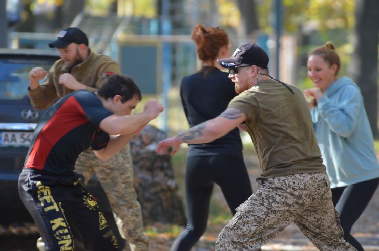 В Украіні  йде війна. Російські окупанти намагаютьсься знищити нашу незалежність.Але ім не зламати нашу волю дух до перемоги.Щоденно тисячі людей різного віку та професій, виявляють бажання отримати необхідні навички для захисту своєї землі дітей домівки. Так, до вишколу долучичилися ресторатор Олена Рижук яка вже подала заявку щоб служити у Збройних сил України.До неї долучається майстер спорту матір двох дітей Віталіна Бережна.Вона не хоче вратити країну і майбутнє своїх дітей.
Таку підготовку проводить Громадська організація «Alfa Self Defens а це
 професійні інструктори й ветерани з бойовим досвідом, відпрацьовували навички поводження зі зброєю, роботи з технікою, прийоми і правила стрільби. Проходять тренування з тактики дій малих груп піхоти, ведення ближнього бою й патрулювання території, надання першої домедичної допомоги та евакуації поранених тощо. В рамках вишколу на бетонній підлозі, в кімнаті без дверей та з розбитими вікнами поруч розмістилися у спальниках програмісти та директори компаній, медійники та режисери, будівельники та банкіри.
 Вони ж разом стояли в черзі з власною залізною тарілкою за найсмачнішим борщем, приготовленим на польовій кухні.
 Головне, що в них всіх було спільного - бажання навчитися захищати свій дім, свою родину і свою державу.
Наші військові - найкращі. Але їм потрібно постійно вдосконалювати свої тактичні навички, вчитися бойовому злагодженню та роботі з вогневим контактом. Адже від цього залежить їхнє життя та успіх на полі бою.
 Саме тому підготовка військових - основний пріоритет ASD з початку повномасштабного російського вторгнення.
  Інструктор Кеп, який має двадцятирічний досвід служби в спецпідрозділах,  проводитьІІ навчання для бійців ЗСУ. І він впевнений? що отримані знання і навички допоможуть цим хлопцям незабаром повернутися з фронту живими і з перемогою
Рашисти атакують - українці вчаться давати відсіч.
 Минулими вихідними знову десятки людей відвідали наші семінари з тактико-спеціальної підготовки, CQB, такмеду, штурмового альпінізму та мінно-саперної справи. 
