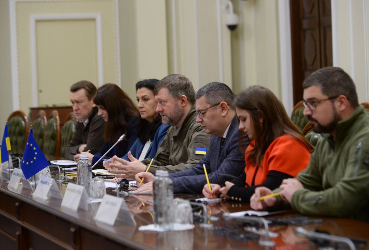 Зустріч Першого заступника Голови Верховної Ради України О.С.Корнієнка з делегацією об’єднання парламентарів держав-членів ЄС “United for Ukraine” (U4U).
Особистий помічник А. Кубіліуса Катерина Мусієнко,
Голова об’єднання парламентаріїв держав-членів ЄС «United for Ukraine» (U4U), Співголова постійної делегації в ПА Євронест від Литовської Республіки Андрюс Кубіліус,
Голова Комітету у закордонних справах Парламенту Бельгії, член Федерального Комітету у справах ЄС, член ПА ОБСЄ Марк Демесмакер,  (зліва направо)  
З українського боку — голова Комітету Верховної Ради України з питань інтеграції України до Європейського Союзу Іванна Климпуш-Цинцадзе, Перший заступник голови Верховної Ради України Олександр Корнієнко, голова Комітету Верховної Ради України з питань зовнішньої політики та міжпарламентського співробітництва Олександр Мережко (зліва направо)
