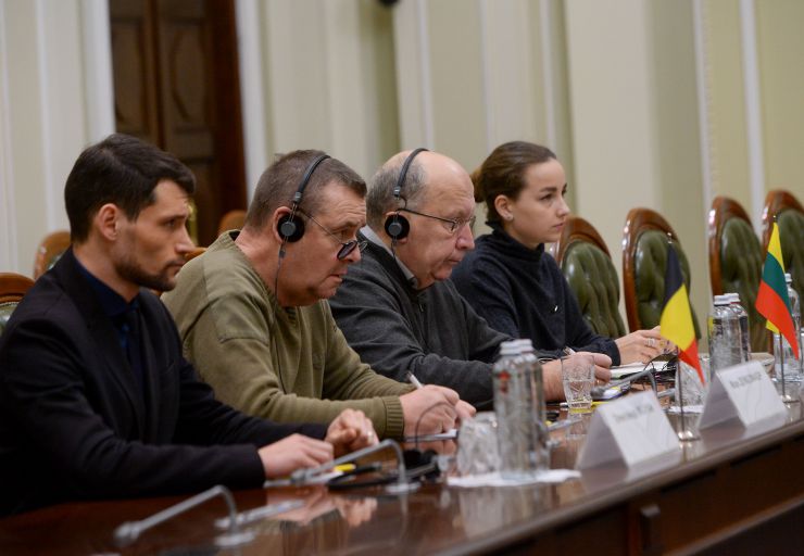 Зустріч Першого заступника Голови Верховної Ради України О.С.Корнієнка з делегацією об’єднання парламентарів держав-членів ЄС “United for Ukraine” (U4U).
Особистий помічник А. Кубіліуса Катерина Мусієнко,
Голова об’єднання парламентаріїв держав-членів ЄС «United for Ukraine» (U4U), Співголова постійної делегації в ПА Євронест від Литовської Республіки Андрюс Кубіліус,
Голова Комітету у закордонних справах Парламенту Бельгії, член Федерального Комітету у справах ЄС, член ПА ОБСЄ Марк Демесмакер,  (зліва направо)  
З українського боку — голова Комітету Верховної Ради України з питань інтеграції України до Європейського Союзу Іванна Климпуш-Цинцадзе, Перший заступник голови Верховної Ради України Олександр Корнієнко, голова Комітету Верховної Ради України з питань зовнішньої політики та міжпарламентського співробітництва Олександр Мережко (зліва направо)
