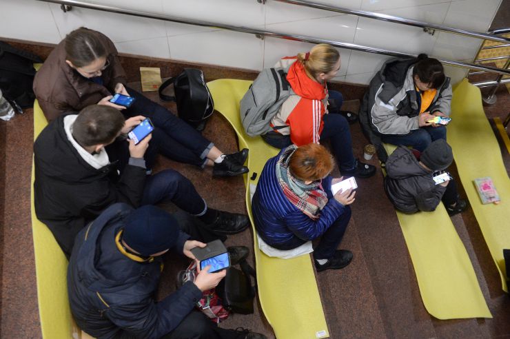 Київ. Люди на ст. метро Святошин під час повітряної тривоги