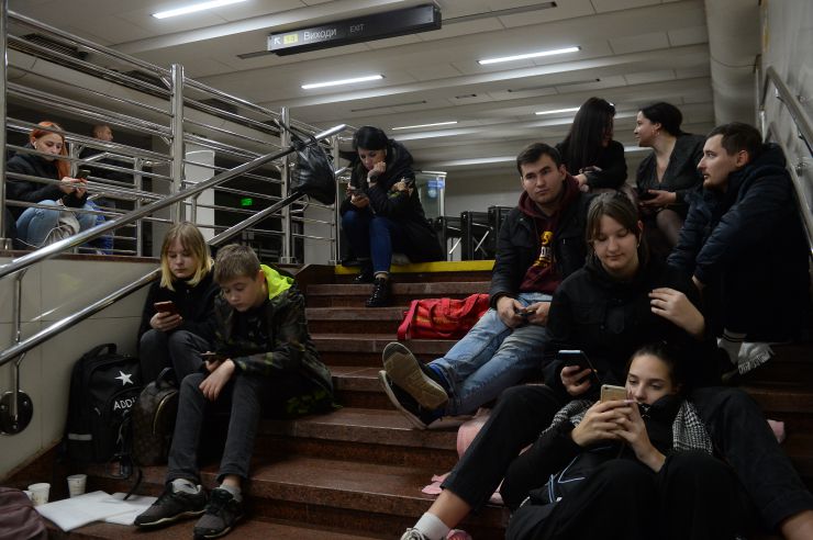 Київ. Люди на ст. метро Святошин під час повітряної тривоги