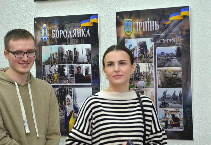 Відкриття фотовиставки “Нескорені міста”

Співорганізатори: Інформаційні агентства “Укрінформ” та “АрміяINFORM”; редакція газети Верховної ради України “Голос України”; Всеукраїнська правозахисна організація “Меморіал” пам’яті Василя Стуса; Громадська організація “Мистецький фонд імені Короля Данила”; редакція юридичного журналу “Право України”.
