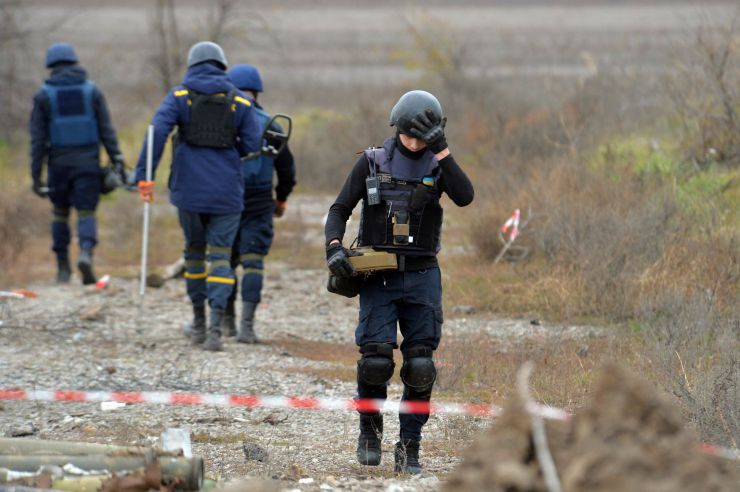 Визволений Херсон. Херсон сповнений радістю.  Люди радіють звільненню. Хоча є поки що побутові незручності – відсутнє світло, вода, зв’язок. Влада намагається якнайшвидше усунути ці проблеми. МВС займається розслідуванням злочинів, допомагає у поновленні втрачених документів. Волонтери привозять гуманітарну допомогу. Люди розповідають, що рашисти намагалися замести сліди своїх злочинів. Вивезли рештки вбитих з Бузкового парку, випустили злочинців із СІЗО.
Але місто сповнене оптимізму. Розмінування на під’їздах до Херсону.
