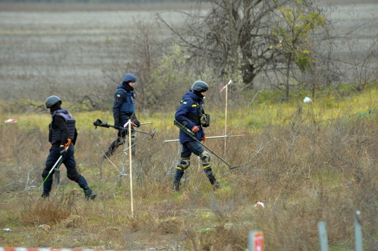 Визволений Херсон. Херсон сповнений радістю.  Люди радіють звільненню. Хоча є поки що побутові незручності – відсутнє світло, вода, зв’язок. Влада намагається якнайшвидше усунути ці проблеми. МВС займається розслідуванням злочинів, допомагає у поновленні втрачених документів. Волонтери привозять гуманітарну допомогу. Люди розповідають, що рашисти намагалися замести сліди своїх злочинів. Вивезли рештки вбитих з Бузкового парку, випустили злочинців із СІЗО.
Але місто сповнене оптимізму. Розмінування на під’їздах до Херсону.
