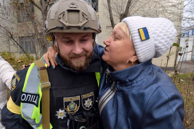 Визволений Херсон. Херсон сповнений радістю.  Люди радіють звільненню. Хоча є поки що побутові незручності – відсутнє світло, вода, зв’язок. Влада намагається якнайшвидше усунути ці проблеми. МВС займається розслідуванням злочинів, допомагає у поновленні втрачених документів. Волонтери привозять гуманітарну допомогу. Люди розповідають, що рашисти намагалися замести сліди своїх злочинів. Вивезли рештки вбитих з Бузкового парку, випустили злочинців із СІЗО.
Але місто сповнене оптимізму.
Місцева жителька Ірина, яка пережила окупацію обнімає поліцейського Олександра
