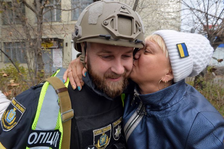 Визволений Херсон. Херсон сповнений радістю.  Люди радіють звільненню. Хоча є поки що побутові незручності – відсутнє світло, вода, зв’язок. Влада намагається якнайшвидше усунути ці проблеми. МВС займається розслідуванням злочинів, допомагає у поновленні втрачених документів. Волонтери привозять гуманітарну допомогу. Люди розповідають, що рашисти намагалися замести сліди своїх злочинів. Вивезли рештки вбитих з Бузкового парку, випустили злочинців із СІЗО.
Але місто сповнене оптимізму.
Місцева жителька Ірина, яка пережила окупацію обнімає поліцейського Олександра
