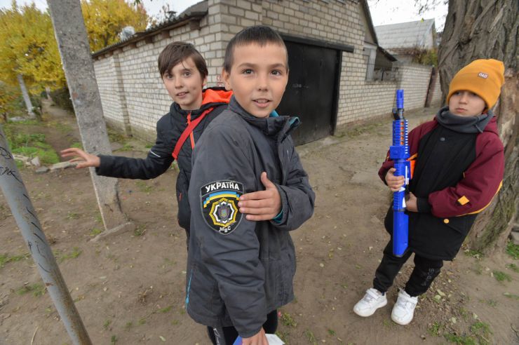 Визволений Херсон. Херсон сповнений радістю.  Люди радіють звільненню. Хоча є поки що побутові незручності – відсутнє світло, вода, зв’язок. Влада намагається якнайшвидше усунути ці проблеми. МВС займається розслідуванням злочинів, допомагає у поновленні втрачених документів. Волонтери привозять гуманітарну допомогу. Люди розповідають, що рашисти намагалися замести сліди своїх злочинів. Вивезли рештки вбитих з Бузкового парку, випустили злочинців із СІЗО.
Але місто сповнене оптимізму.
