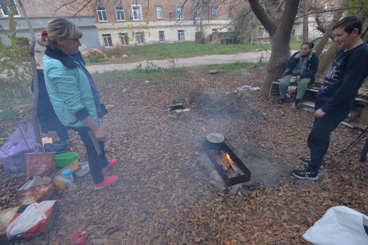 Визволений Херсон. Херсон сповнений радістю.  Люди радіють звільненню. Хоча є поки що побутові незручності – відсутнє світло, вода, зв’язок. Влада намагається якнайшвидше усунути ці проблеми. МВС займається розслідуванням злочинів, допомагає у поновленні втрачених документів. Волонтери привозять гуманітарну допомогу. Люди розповідають, що рашисти намагалися замести сліди своїх злочинів. Вивезли рештки вбитих з Бузкового парку, випустили злочинців із СІЗО.
Але місто сповнене оптимізму. Місцеві жителі готують іжу на вулиці.
