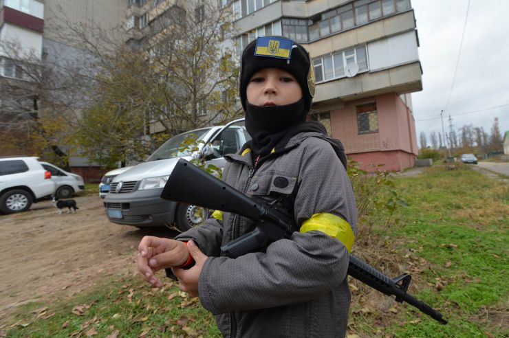 Визволений Херсон. Херсон сповнений радістю.  Люди радіють звільненню. Хоча є поки що побутові незручності – відсутнє світло, вода, зв’язок. Влада намагається якнайшвидше усунути ці проблеми. МВС займається розслідуванням злочинів, допомагає у поновленні втрачених документів. Волонтери привозять гуманітарну допомогу. Люди розповідають, що рашисти намагалися замести сліди своїх злочинів. Вивезли рештки вбитих з Бузкового парку, випустили злочинців із СІЗО.
Але місто сповнене оптимізму.
