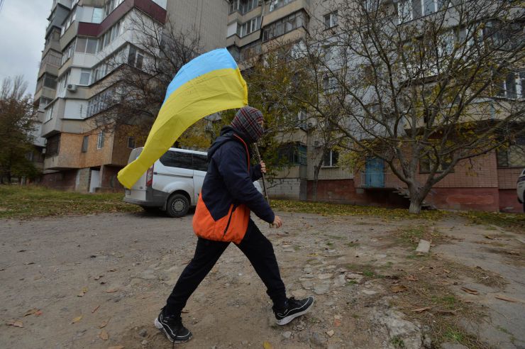 Визволений Херсон. Херсон сповнений радістю.  Люди радіють звільненню. Хоча є поки що побутові незручності – відсутнє світло, вода, зв’язок. Влада намагається якнайшвидше усунути ці проблеми. МВС займається розслідуванням злочинів, допомагає у поновленні втрачених документів. Волонтери привозять гуманітарну допомогу. Люди розповідають, що рашисти намагалися замести сліди своїх злочинів. Вивезли рештки вбитих з Бузкового парку, випустили злочинців із СІЗО.
Але місто сповнене оптимізму.
