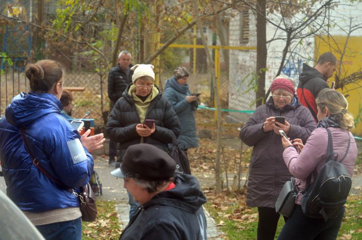 Визволений Херсон. Херсон сповнений радістю.  Люди радіють звільненню. Хоча є поки що побутові незручності – відсутнє світло, вода, зв’язок. Влада намагається якнайшвидше усунути ці проблеми. МВС займається розслідуванням злочинів, допомагає у поновленні втрачених документів. Волонтери привозять гуманітарну допомогу. Люди розповідають, що рашисти намагалися замести сліди своїх злочинів. Вивезли рештки вбитих з Бузкового парку, випустили злочинців із СІЗО.
Але місто сповнене оптимізму.
