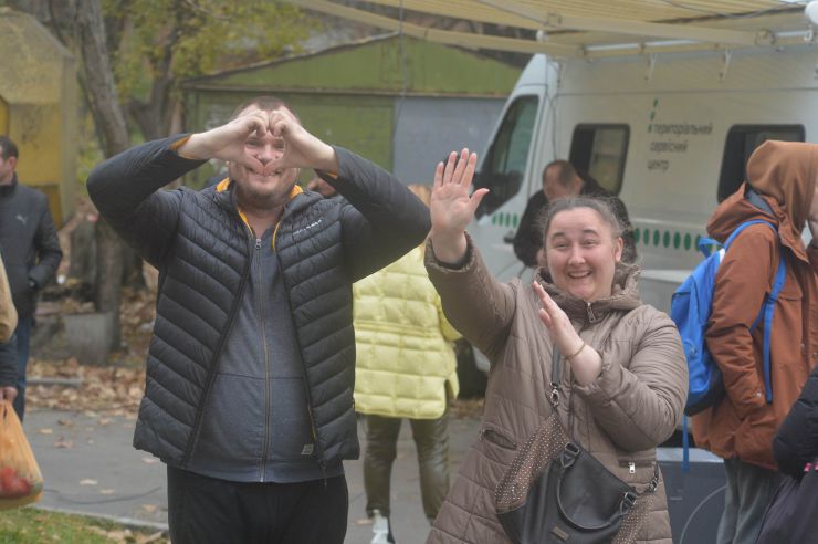 Визволений Херсон. Херсон сповнений радістю.  Люди радіють звільненню. Хоча є поки що побутові незручності – відсутнє світло, вода, зв’язок. Влада намагається якнайшвидше усунути ці проблеми. МВС займається розслідуванням злочинів, допомагає у поновленні втрачених документів. Волонтери привозять гуманітарну допомогу. Люди розповідають, що рашисти намагалися замести сліди своїх злочинів. Вивезли рештки вбитих з Бузкового парку, випустили злочинців із СІЗО.
Але місто сповнене оптимізму.
