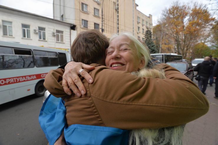 Визволений Херсон. Херсон сповнений радістю.  Люди радіють звільненню. Хоча є поки що побутові незручності – відсутнє світло, вода, зв’язок. Влада намагається якнайшвидше усунути ці проблеми. МВС займається розслідуванням злочинів, допомагає у поновленні втрачених документів. Волонтери привозять гуманітарну допомогу. Люди розповідають, що рашисти намагалися замести сліди своїх злочинів. Вивезли рештки вбитих з Бузкового парку, випустили злочинців із СІЗО.
Але місто сповнене оптимізму.
