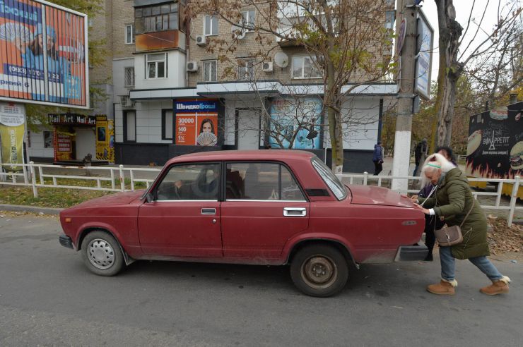 Визволений Херсон. Херсон сповнений радістю.  Люди радіють звільненню. Хоча є поки що побутові незручності – відсутнє світло, вода, зв’язок. Влада намагається якнайшвидше усунути ці проблеми. МВС займається розслідуванням злочинів, допомагає у поновленні втрачених документів. Волонтери привозять гуманітарну допомогу. Люди розповідають, що рашисти намагалися замести сліди своїх злочинів. Вивезли рештки вбитих з Бузкового парку, випустили злочинців із СІЗО.
Але місто сповнене оптимізму.
