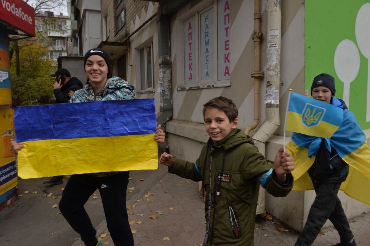 Визволений Херсон. Херсон сповнений радістю.  Люди радіють звільненню. Хоча є поки що побутові незручності – відсутнє світло, вода, зв’язок. Влада намагається якнайшвидше усунути ці проблеми. МВС займається розслідуванням злочинів, допомагає у поновленні втрачених документів. Волонтери привозять гуманітарну допомогу. Люди розповідають, що рашисти намагалися замести сліди своїх злочинів. Вивезли рештки вбитих з Бузкового парку, випустили злочинців із СІЗО.
Але місто сповнене оптимізму.
