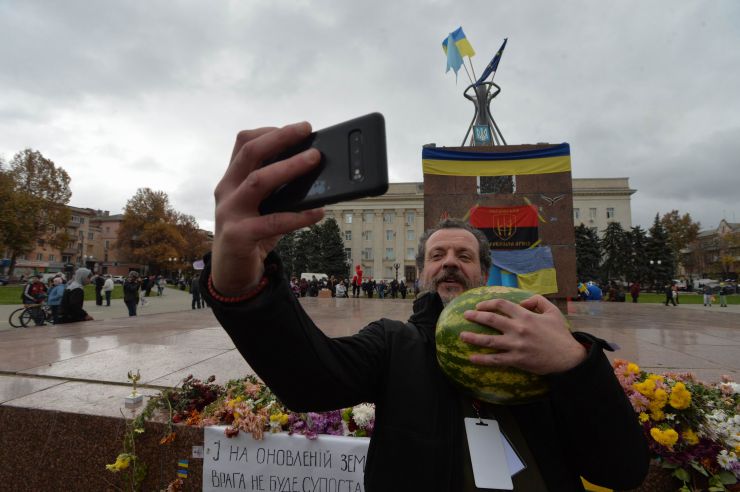 Визволений Херсон. Херсон сповнений радістю.  Люди радіють звільненню. Хоча є поки що побутові незручності – відсутнє світло, вода, зв’язок. Влада намагається якнайшвидше усунути ці проблеми. МВС займається розслідуванням злочинів, допомагає у поновленні втрачених документів. Волонтери привозять гуманітарну допомогу. Люди розповідають, що рашисти намагалися замести сліди своїх злочинів. Вивезли рештки вбитих з Бузкового парку, випустили злочинців із СІЗО.
Але місто сповнене оптимізму.
