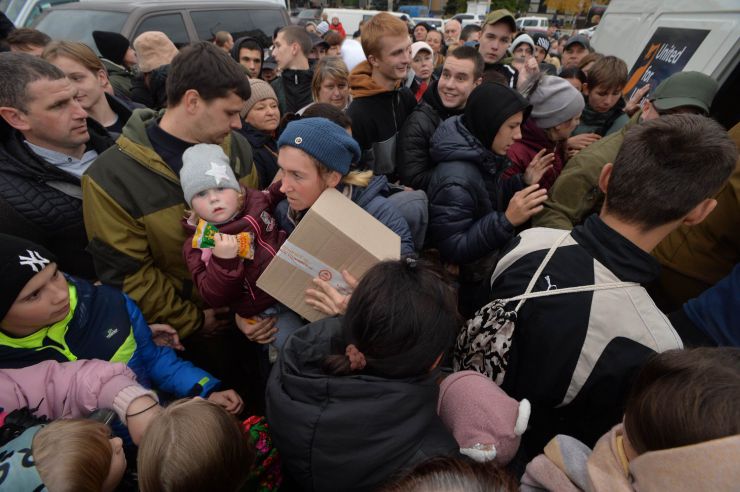 Визволений Херсон. Херсон сповнений радістю.  Люди радіють звільненню. Хоча є поки що побутові незручності – відсутнє світло, вода, зв’язок. Влада намагається якнайшвидше усунути ці проблеми. МВС займається розслідуванням злочинів, допомагає у поновленні втрачених документів. Волонтери привозять гуманітарну допомогу. Люди розповідають, що рашисти намагалися замести сліди своїх злочинів. Вивезли рештки вбитих з Бузкового парку, випустили злочинців із СІЗО.
Але місто сповнене оптимізму.
