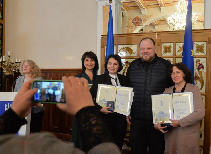 Голова Верховної Ради України  Руслан Стефанчук вручив відзнаки Парламенту працівникам освітньої сфери. На церемонії нагородження були присутні освітяни Київщини, які у важкі часи окупації не покинули свої громади і залишалися з мешканцями до визволення області від російських загарбників. Також у зустрічі взяв участь Голова Комітету Верховної Ради України з питань освіти, науки та інновацій Сергій Бабак.