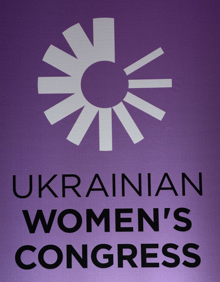 Рівнозначними цінностями для українського суспільства є правда, повага, взаємодопомога та людяність, оптимізм, сміливість та винахідливість. Усі ці цінності проявилися серед українських жінок під час повномасштабної війни і жінки повинні відігравати важливу роль у процесі повоєнної відбудови України.
Про це Заступниця Голови Верховної Ради України Олена Кондратюк сказала під час відкриття Шостого Українського Жіночого Конгресу «Цінності під час війни».
«Українськи жінки вміють будувати, розвивати, навчати, робити успішну кар’єру, виховувати дітей і при необхідності захищати свої родини і свою державу.  Це нова реальність і нові можливості для жінок, які треба визнавати і неможливо переоцінити. Ними треба користатися», — переконана Олена Кондратюк.
